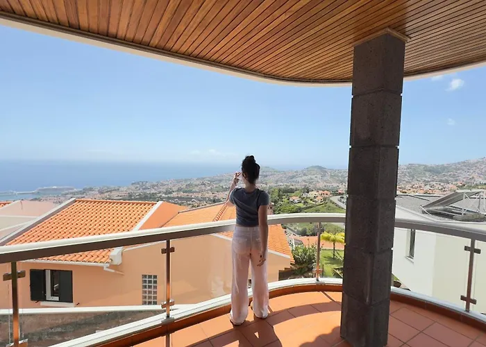 Casa Mollivia - Breath Taking Views Over Funchal (Madeira)
