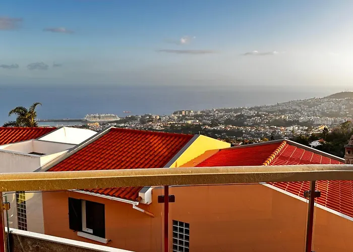 Casa Mollivia - Breath Taking Views Over * Funchal (Madeira)