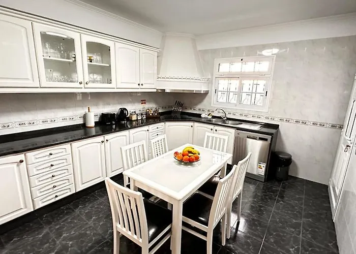 Casa Mollivia - Breath Taking Views Over Funchal (Madeira)